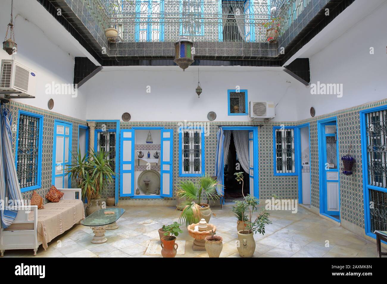 Kairouan, TUNESIEN - 11. DEZEMBER 2019: Der traditionelle Innenhof des Dar-Hassine Allani House Stockfoto