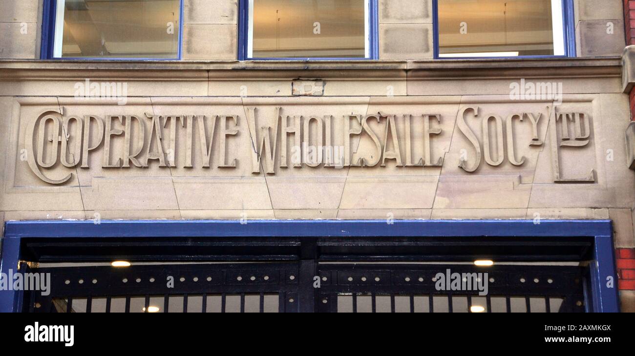 Ein Steinschild für die Co-operative Wholesale Society Ltd in ihren ursprünglichen Büros in Manchester, Großbritannien Stockfoto