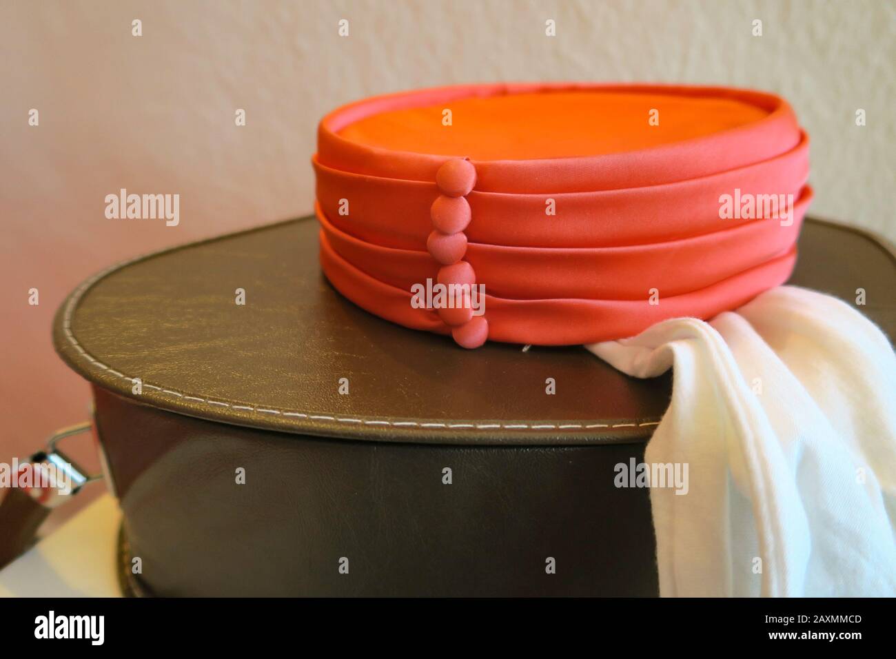 Pillbox-Hut von Vintage Woman mit weißen Handschuhen und Reisetui, USA Stockfoto