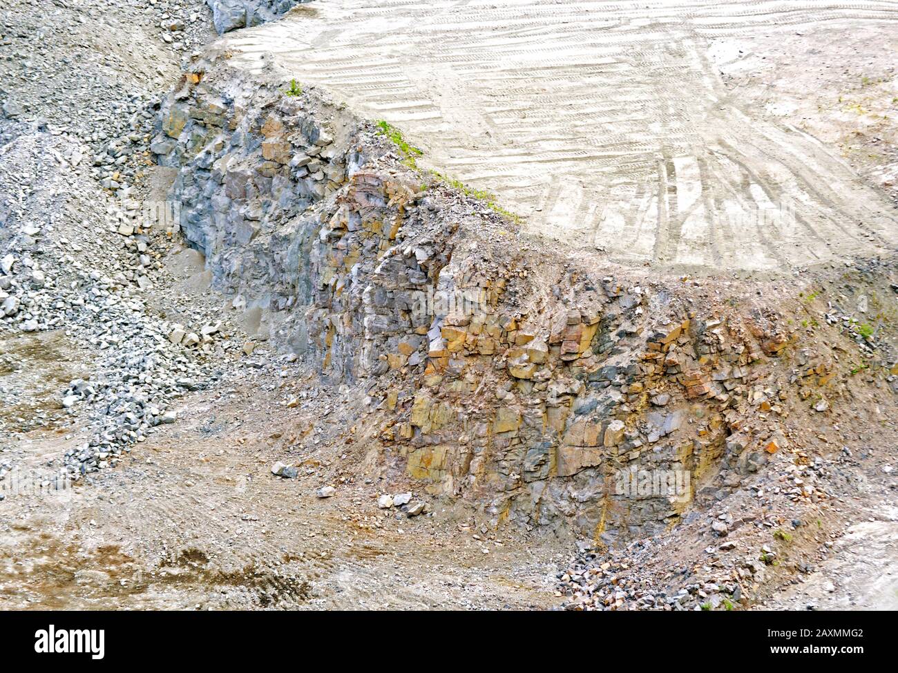 Flache graue, leere Plattform aus Granit aus Steinbruchgranit Stockfoto