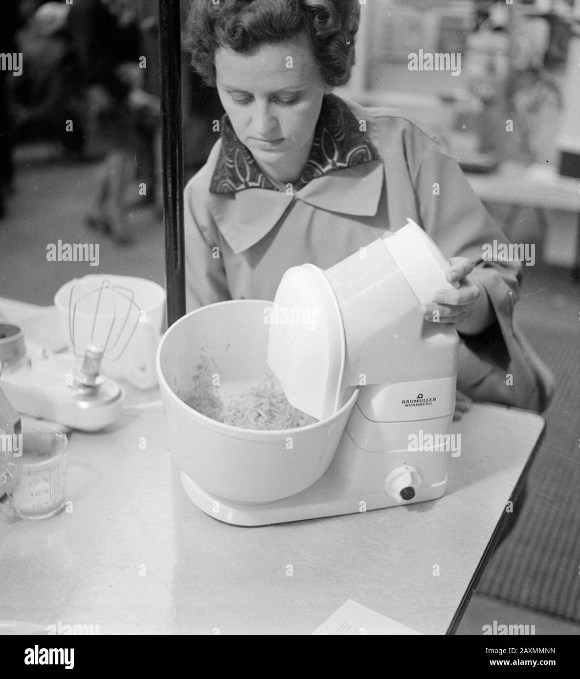 Heimatausstellung in Amsterdam RAI eröffnet. Baumuller Lebensmittel. Datum: 5. April 1962 Schöpfer: Anefo/Nijs, Jac. Die Komponentennummer: 913-7321 URL: http://beeldbank.nationaalarchief.nl/na:col1:dat120456 Weitere Informationen über das Nationalarchiv: http://www.nationaalarchief.nl Weitere Fotos aus dieser und anderen Kollektionen finden Sie in unserer Image Bank:, http://www.beeldbank.nationaalarchief.nl helfen Sie uns, unser Wissen über die Fotosammlungen durch Tags und Kommentare zu erweitern. Erkennen Sie Personen oder Orte oder erzählen Sie eine besondere Geschichte auf einem der Fotos, hinterlassen Sie bitte einen Kommentar (wenn Sie yo Stockfoto