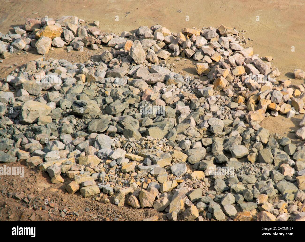 Große Granitfelsen verstreut auf dem Boden in der Karriere Draufsicht Stockfoto