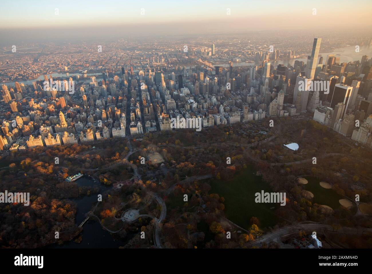 Sonnenuntergang über dem Central Park und der Upper East Side von Manhattan, NYC, NY Stockfoto