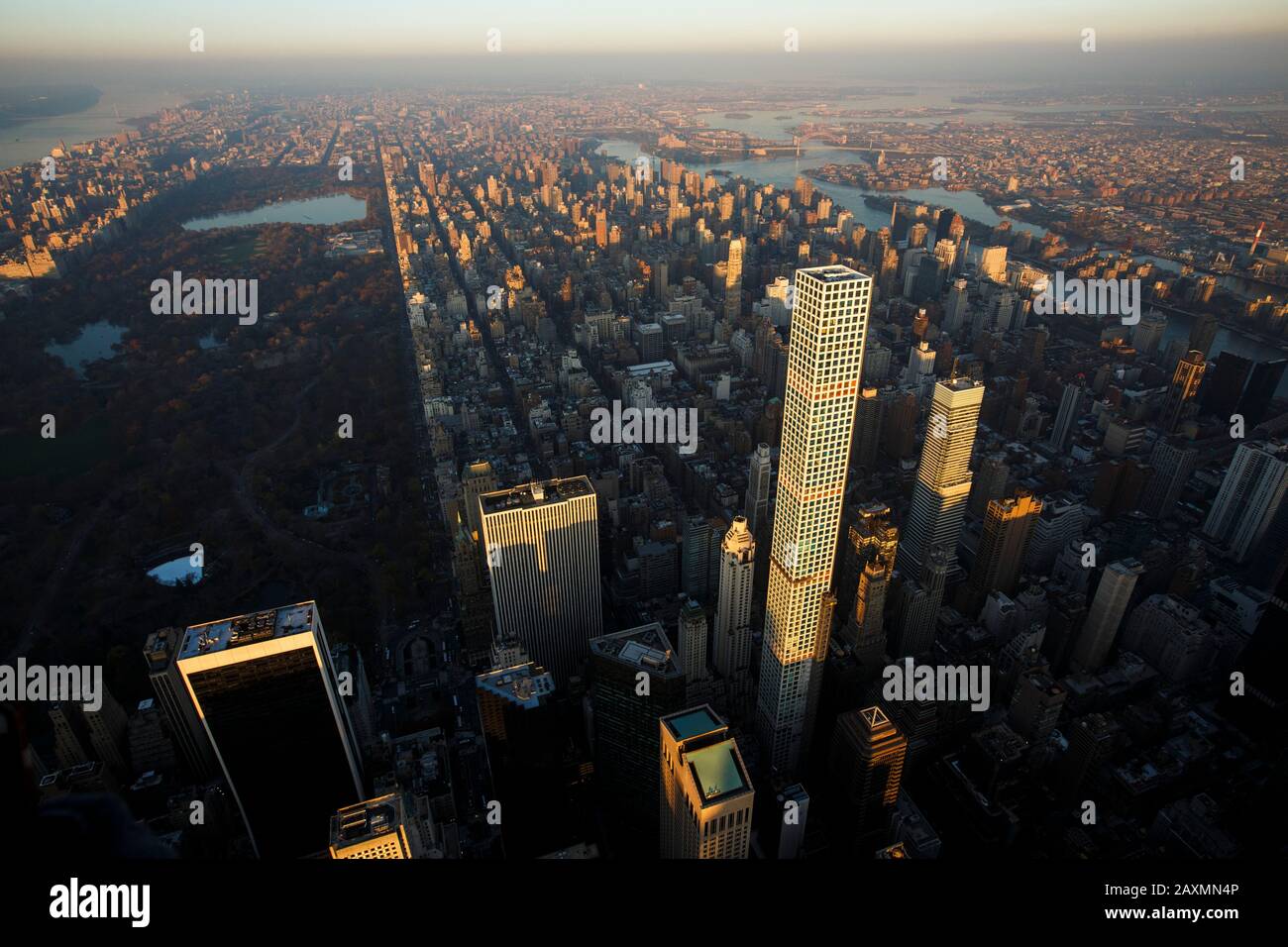 Sonnenuntergang über Hochhaus Apartments in der Nähe des Central Park, New York City. Stockfoto