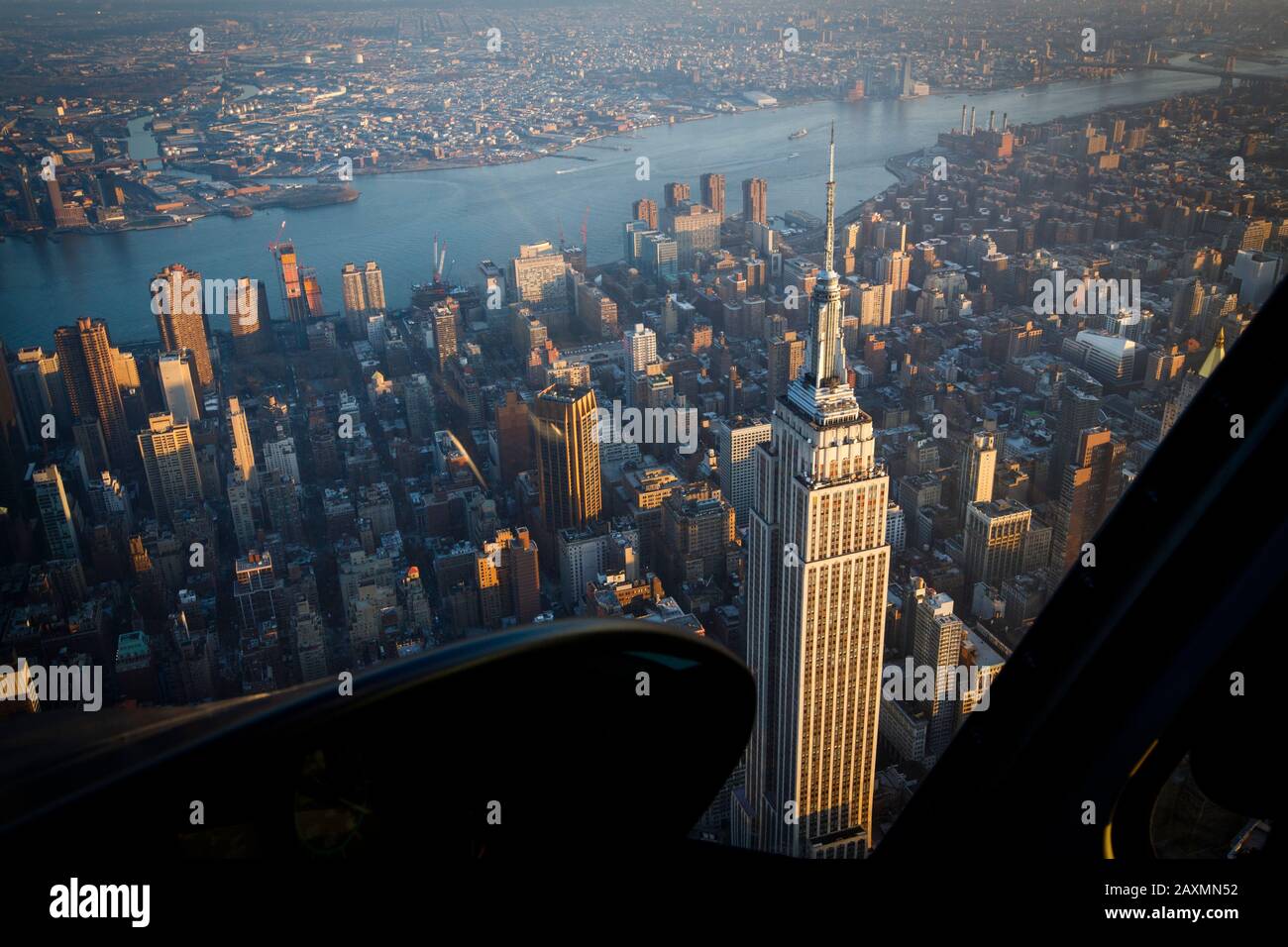 Eine Hubschrauberrundflug-Ansicht des Empire State Building in New York. Stockfoto