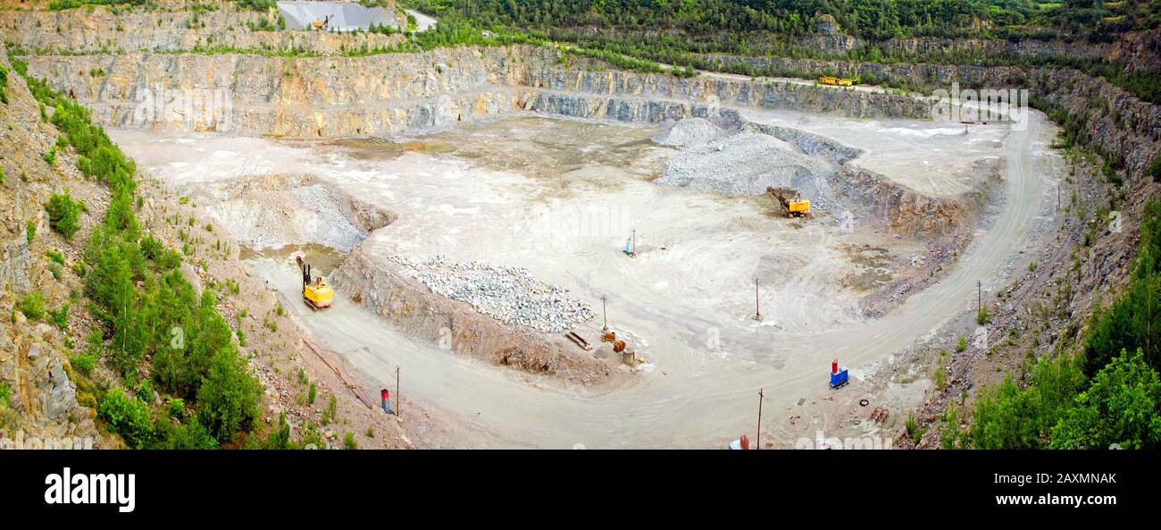 Panorama des Steinbruchs aus Granit mit Maschinen zur Herstellung von Macadam-Stein, von Straßen, Felsen und Stein Stockfoto