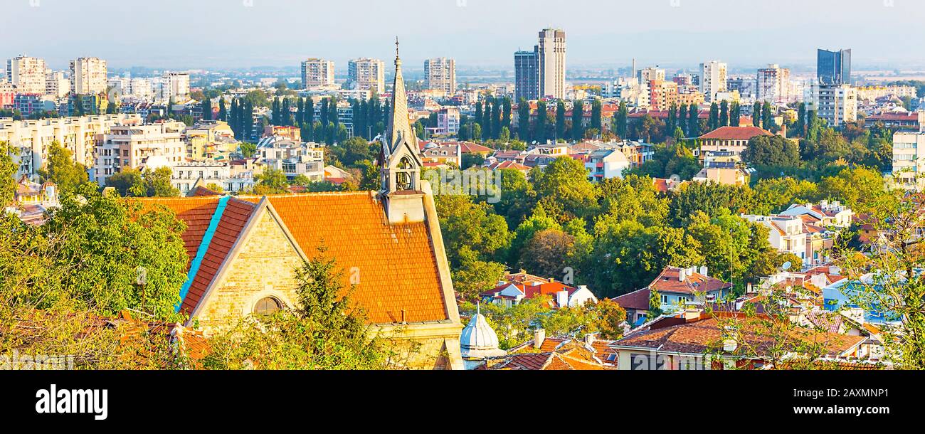 Plovdiv Panorama-Luftbild, Bulgarien mit Kirchturm und Häusern Stockfoto