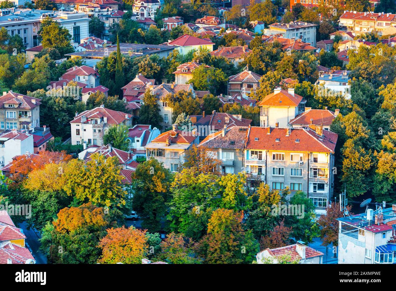 Plovdiv Herbst-Skyline-Panorama, Bulgarien mit alten bunten Häusern Stockfoto