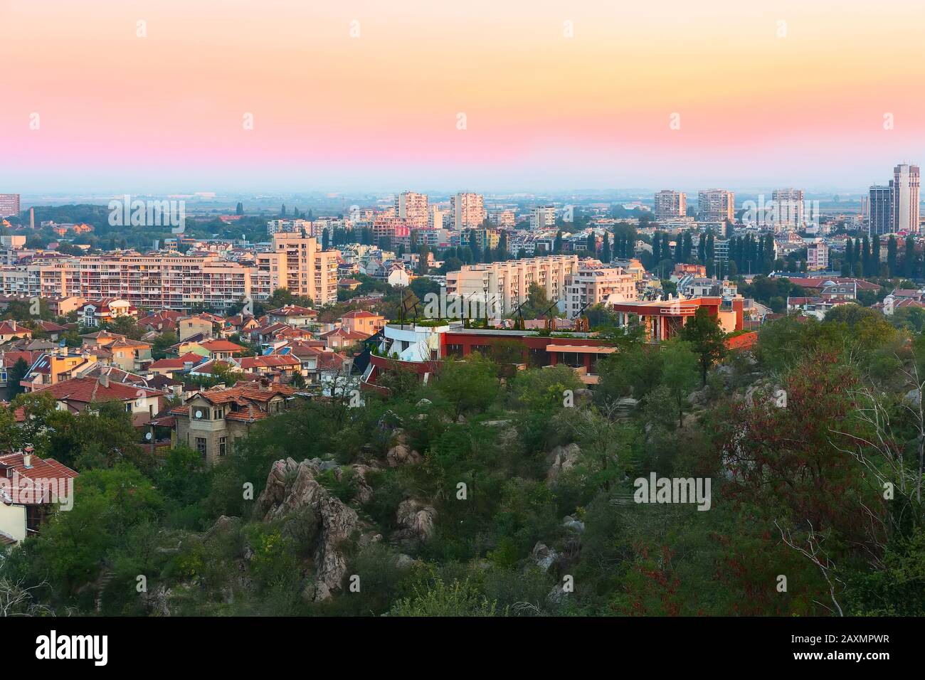 Plovdiv, bulgarische Stadt mit Blick auf die Skyline und den farbenfrohen Himmel Stockfoto