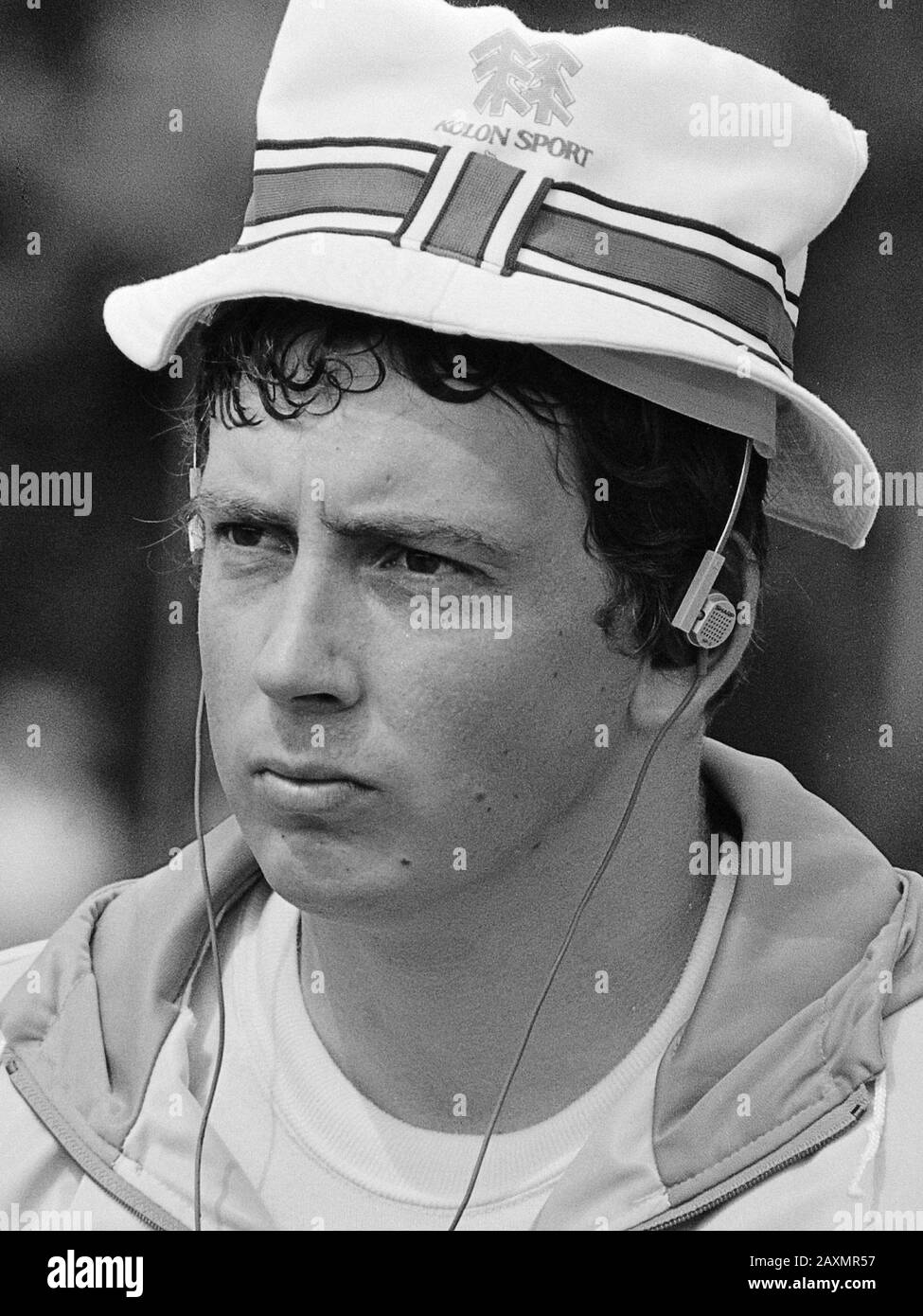 Niederländische Leichtathletik-Meisterschaften in Vught; Diskuswerfer und Kugelstoßer Erik de Bruin mit einem Walkman am 23. Juli 1983 Stockfoto