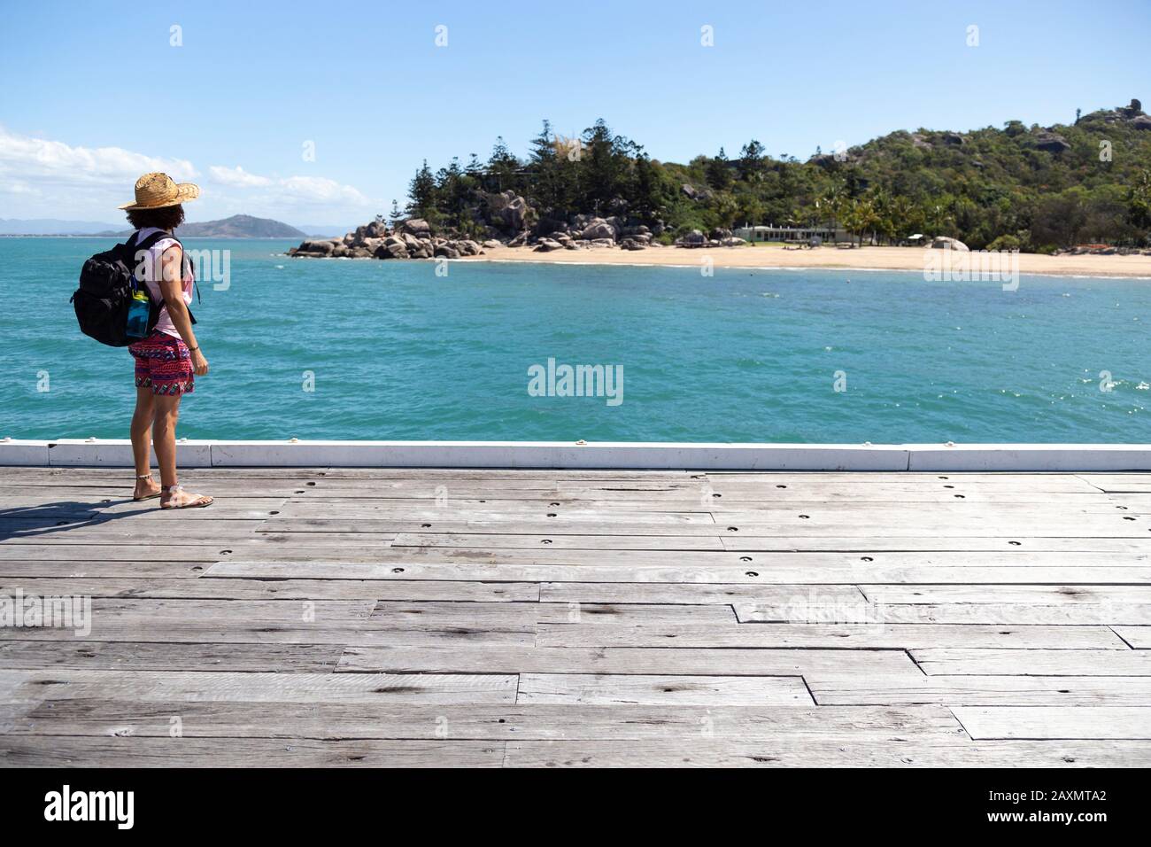 Junge Rucksacktouristen, mit Strohhut und Badeanzug, auf Holzsteg Stockfoto