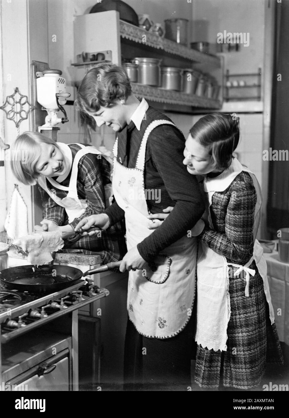 Backpfannkuchen. Datum: Undated Creator: Umfrage, Willem van de Filenumber: 189-1062 URL: http://beeldbank.nationaalarchief.nl/na:col1:dat427274 Weitere Informationen über das Nationalarchiv: Für http://www.nationaalarchief.nl weitere Fotos aus dieser und anderen Sammlungen finden Sie in unserer Image Bank:, http://www.beeldbank.nationaalarchief.nl helfen Sie uns, unser Wissen über die Fotosammlungen durch Tags und Kommentare zu erweitern. Erkennen Sie Personen oder Orte oder erzählen Sie eine besondere Geschichte auf einem der Fotos, hinterlassen Sie bitte einen Kommentar (wenn Sie bei Flickr angemeldet sind) oder senden Sie eine E-Mail an: Flickrth Stockfoto