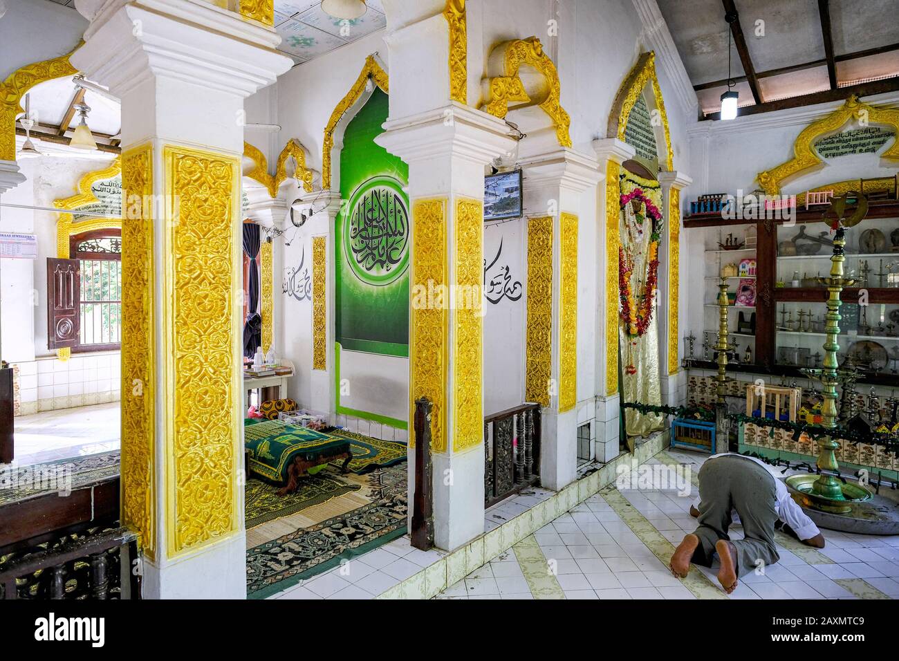 Kataragama, Sri Lanka – Januar 2020: Ein Mann betet in der UL-Khizr-Moschee im heiligen Bezirk von Kataragama am 19. Januar 2020 in Kataragama. Stockfoto