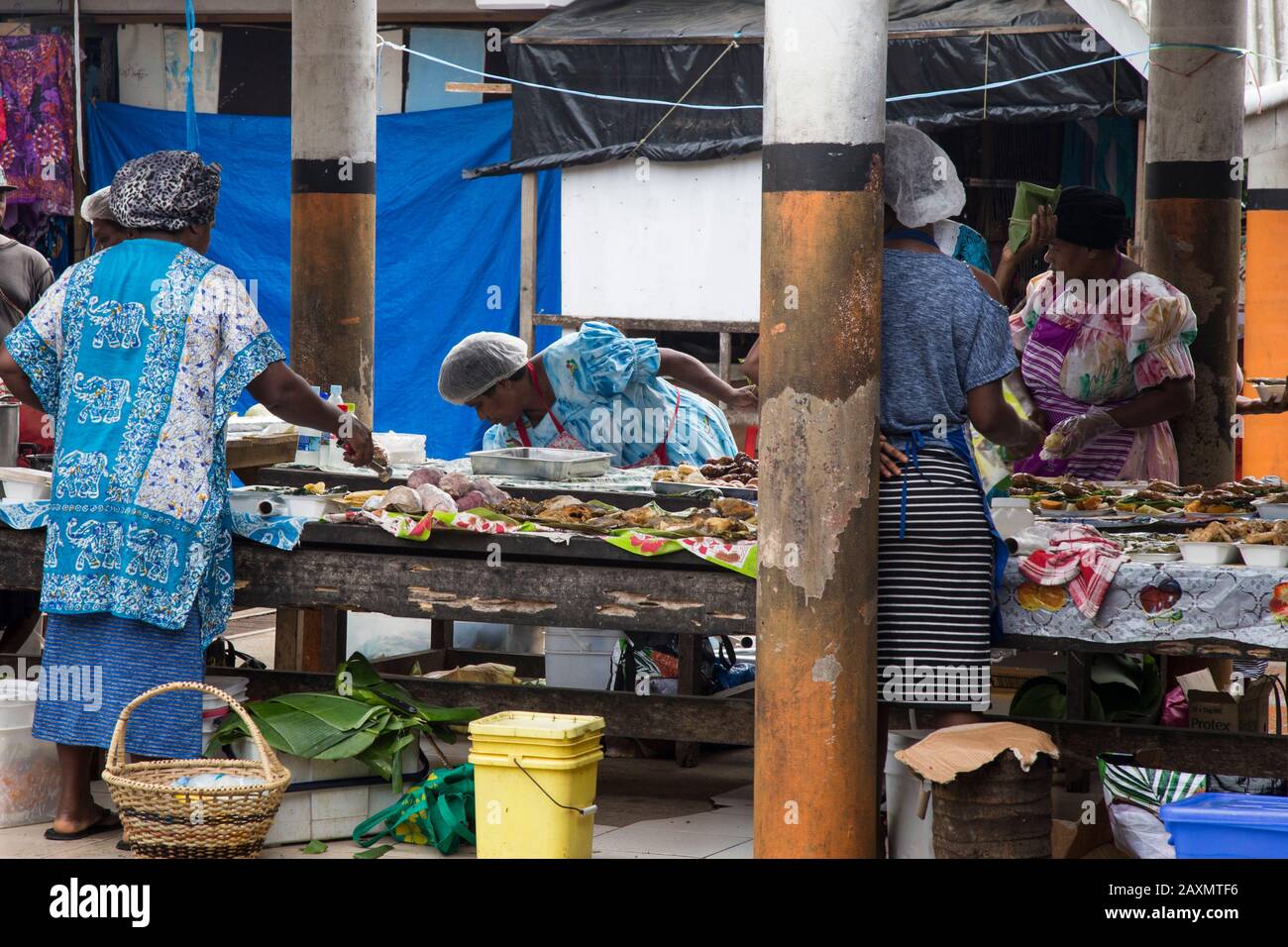 Vier Frauen aus Vanuatu, die Meeresprodukte am Stand auf dem Lebensmittelmarkt verkaufen Stockfoto