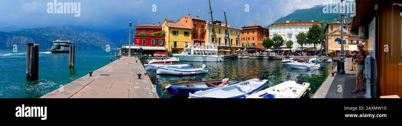 Malcesine ist eine der schönen Städte am Gardasee in Norditalien mit einem Scalieri schloss die Bewachung der Stadt. Es ist ein beliebtes Ziel für Touristen Stockfoto