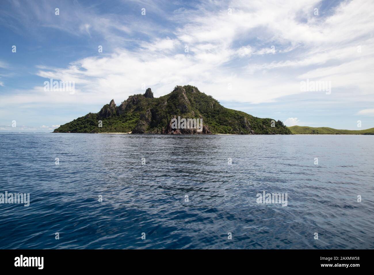 Grüne exotische tropische Insel umgeben von tiefblauem Wasser, Fidschi Stockfoto