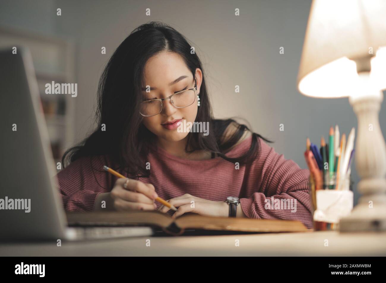 Junge asiatische Frau zu Hause studieren Stockfoto