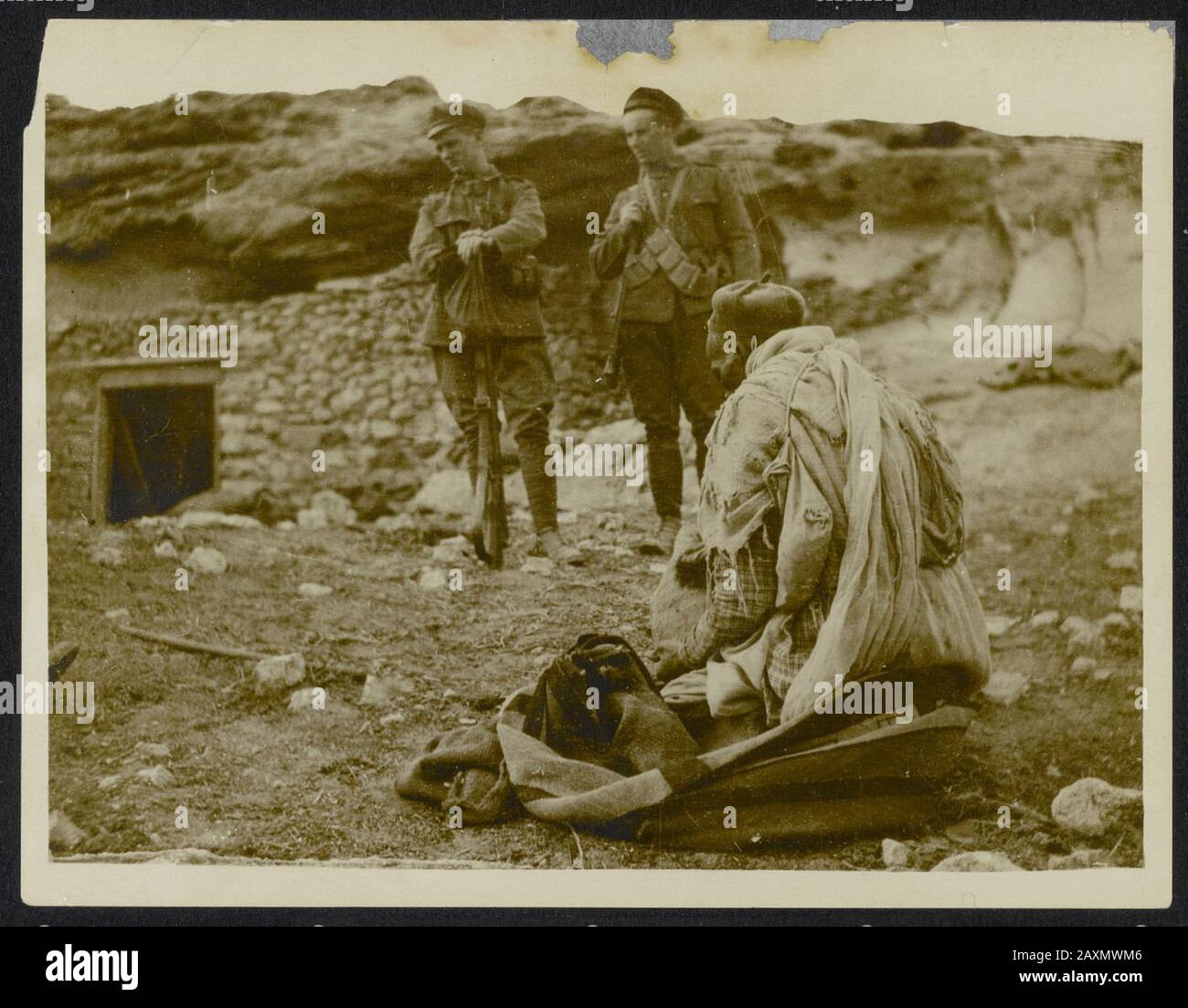 National Archive Collection War. (158-0541) EIN gefangener Tribesmann aus Senussi, der in einer römischen Höhle in der Nähe des Ufers oder Sollums als gefangenes Mitglied der libyschen Bruderschaft Senussi gefunden wurde, die in einer Höhle an der römischen Küste Sollums gefunden wurde Stockfoto