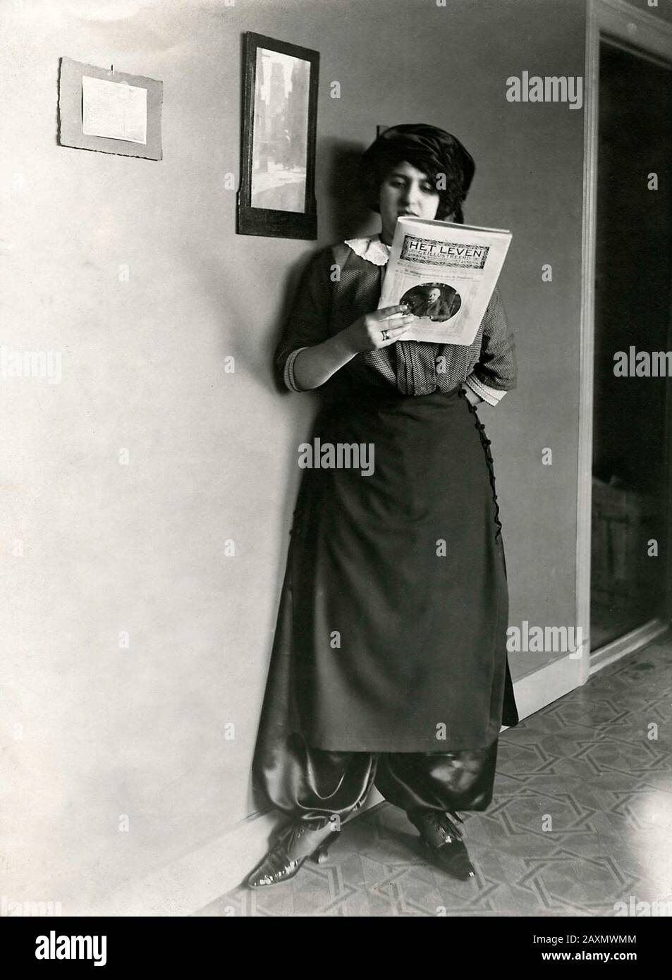 Spaarnestad Foto / Het Leven / unbekannt, SFA022008631. Damenmode. Die niederländische Schauspielerin Sophie de Vries culottes an die Redakteure der Life-Zeitschrift Vom März 1911. In einem Interview spricht Sophie von der Wette 15 Minuten In der Jupe-Culotte-Ausstellung in Amsterdam, die an mehreren Stellen zu einem Schrecken führt. Life widmete dem Ereignis ein Titelbild und einen Artikel von 7 Seiten. Die niederländische Schauspielerin Sophie de Vries trägt in Amsterdam im Zusammenhang mit einer Wette Kulottes. Bild zeigt Sophie im Büro- oder Magazinleben. Amsterdam, Niederlande, märz 1911 Stockfoto