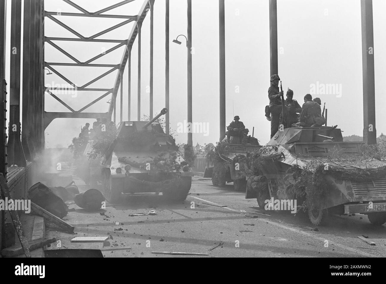 Filmaufnahmen, Die EINE Brücke zu weit in Deventer drehen, überqueren Soldaten die Brücke am 18. Mai 1976 Stockfoto