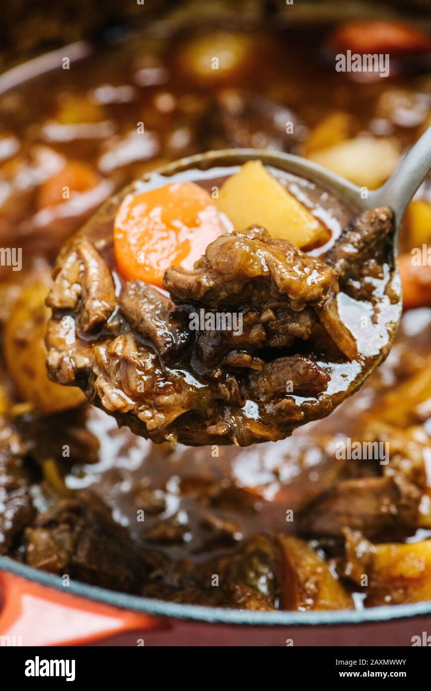 Löffel Präsentation von herzhaften Rindfleisch Eintopf Stockfoto