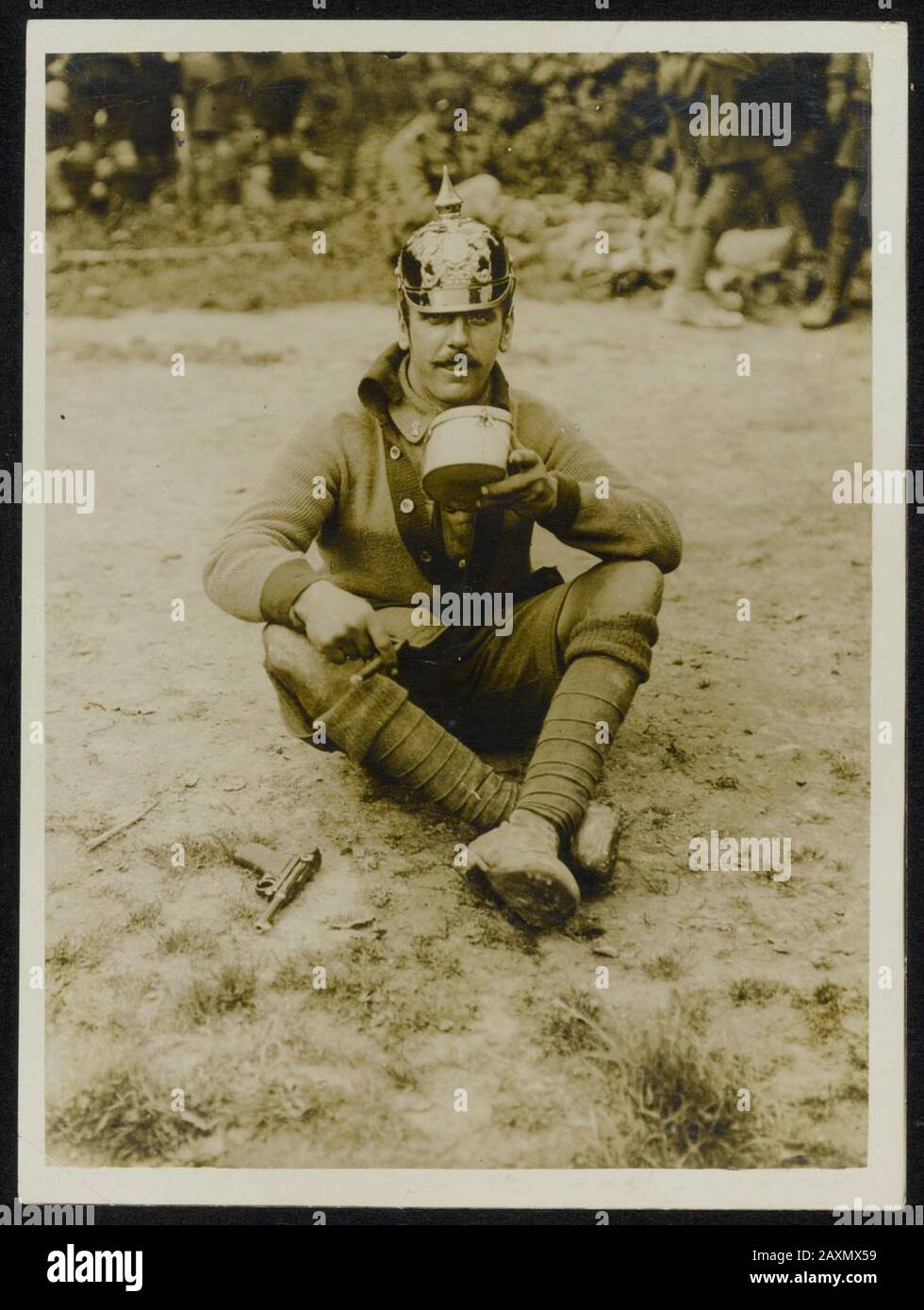 Nationalarchiv, Sammlungskrieg. (158-0422) Nach der Einnahme von Thiepval die Front in Frankreich. Nach der Einnahme von Thiepval; britischer Soldat mit deutschen Souvenirs Stockfoto