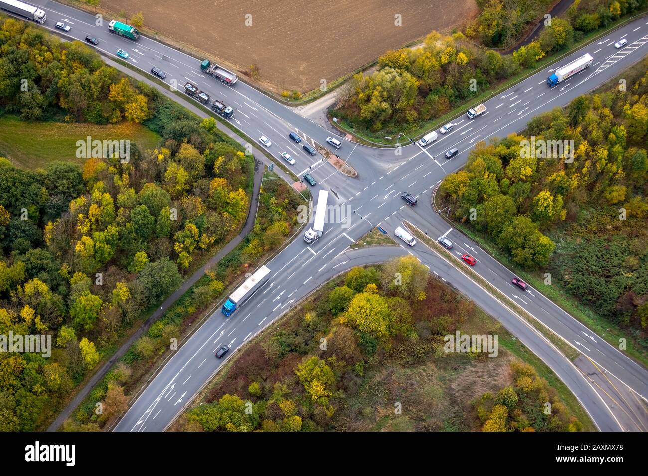 Luftaufnahmen, Hammer Straße, Rhynerner Straße, Kreuzung mit Lastwagen,  Lastwagen, Altes Feld, Bönen, Ruhrgebiet, Nordrhein-Westfalen, Deutschland  Stockfotografie - Alamy