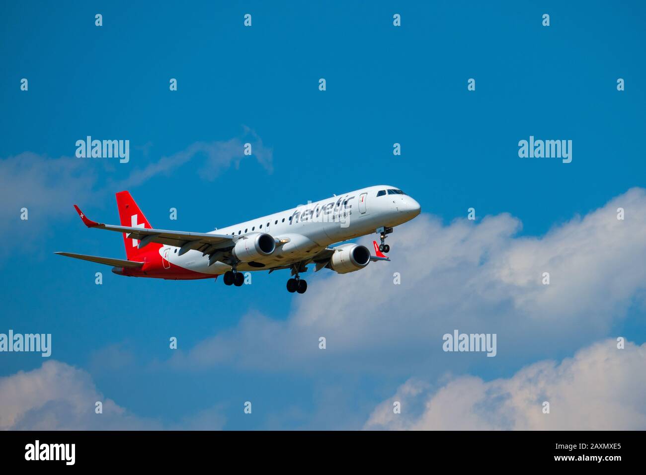 Großes Flugzeug während des Flugs in den Himmel Stockfoto