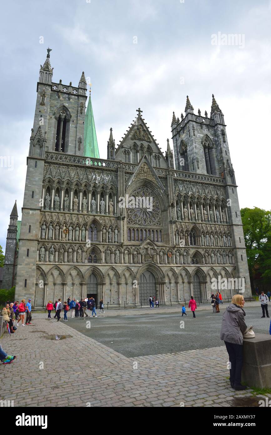 Die Nidaros-Kathedrale in Trondheim, Norwegen, ist die nordöstlichste mittelalterliche Kathedrale der Welt. Stockfoto
