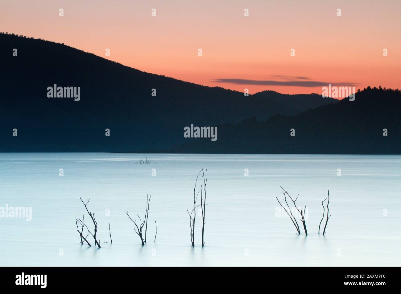 Yesa, Navarra/Spanien; 1. November 2015. Sonnenuntergang im Yesa-Reservoir. Stockfoto