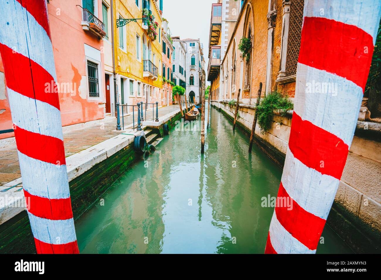 Enger Kanal der Stadt Venedig an einem schönen sonnigen Tag. Italien. Europa Stockfoto