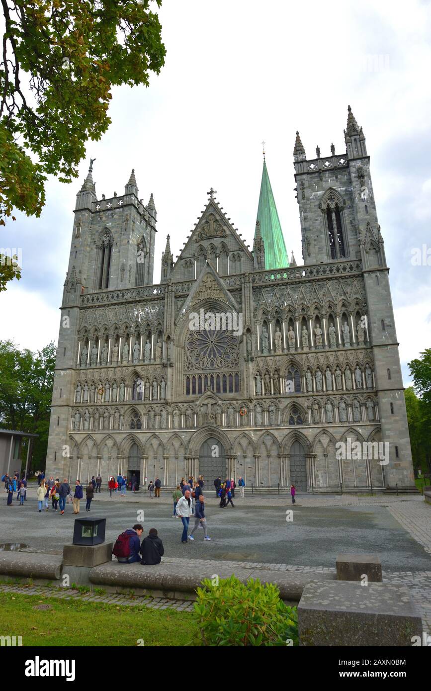 Die Nidaros-Kathedrale in Trondheim, Norwegen, ist die nordöstlichste mittelalterliche Kathedrale der Welt. Stockfoto