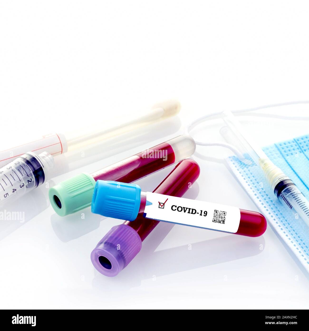 COVID-19 oder Coronavirus positives Bluttestergebnis epidemisches Virus-Atemsyndrom. Stockfoto