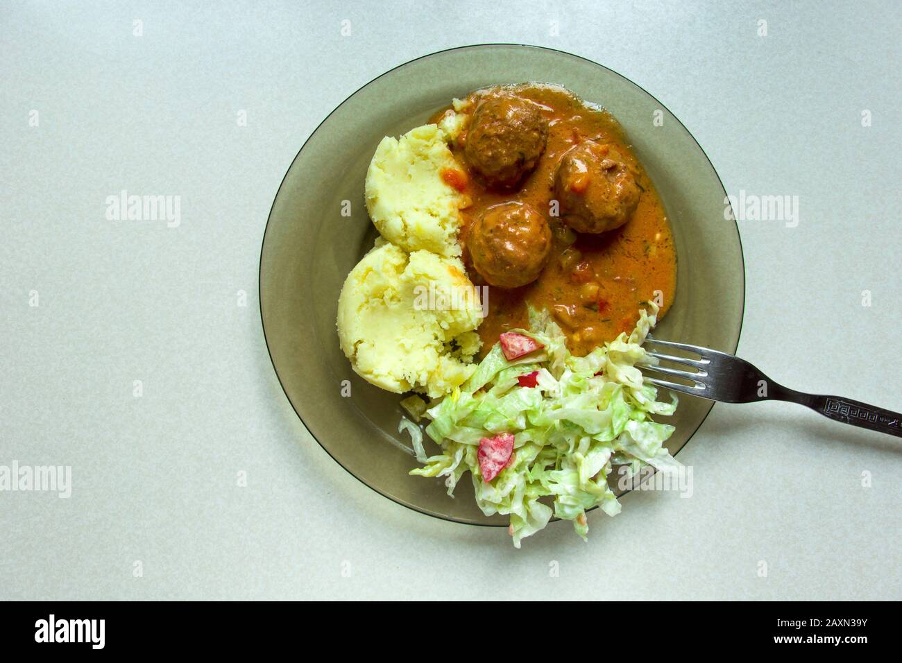Traditionelles polnisches Abendessen, Fleischbällchen mit Kartoffeln und Salat, Draufsicht Stockfoto