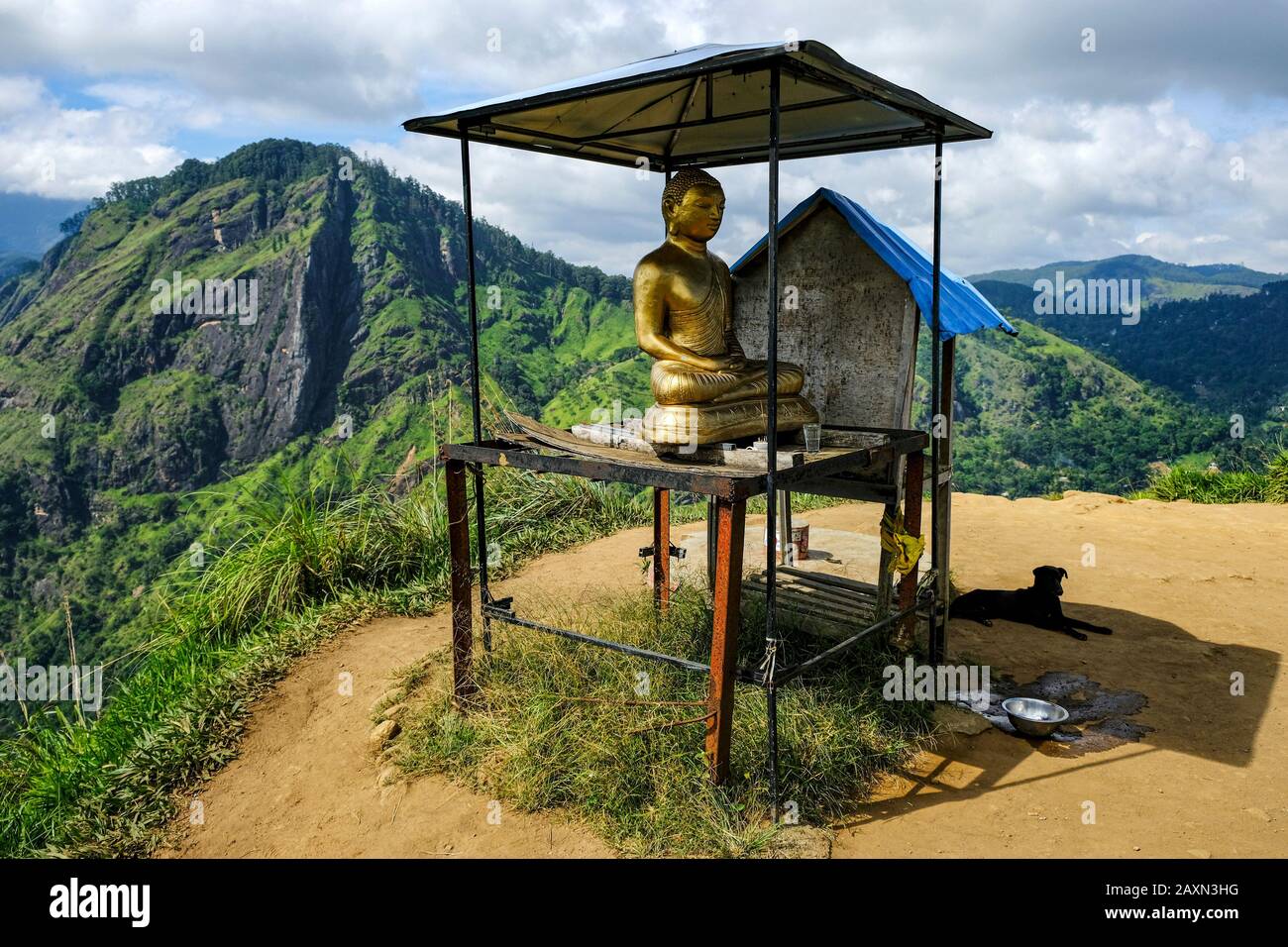 Buddha-Statue auf dem Little Adam's Peak in Ella, Sri Lanka. Stockfoto