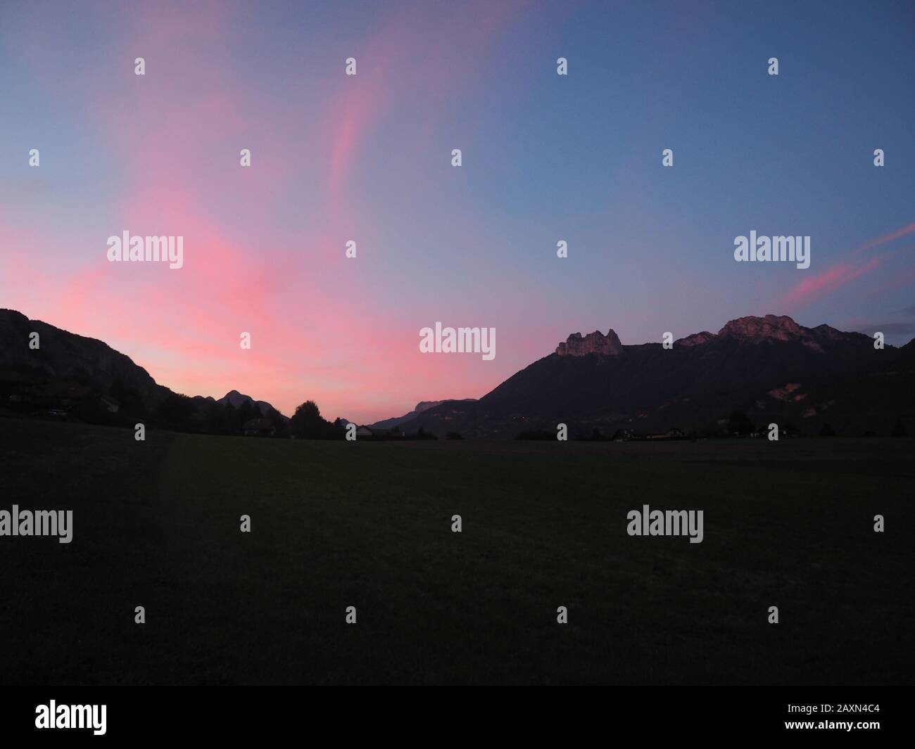 Spektakuläre Sonnenuntergänge in den Bergen, Reisestandorte in Frankreich Stockfoto