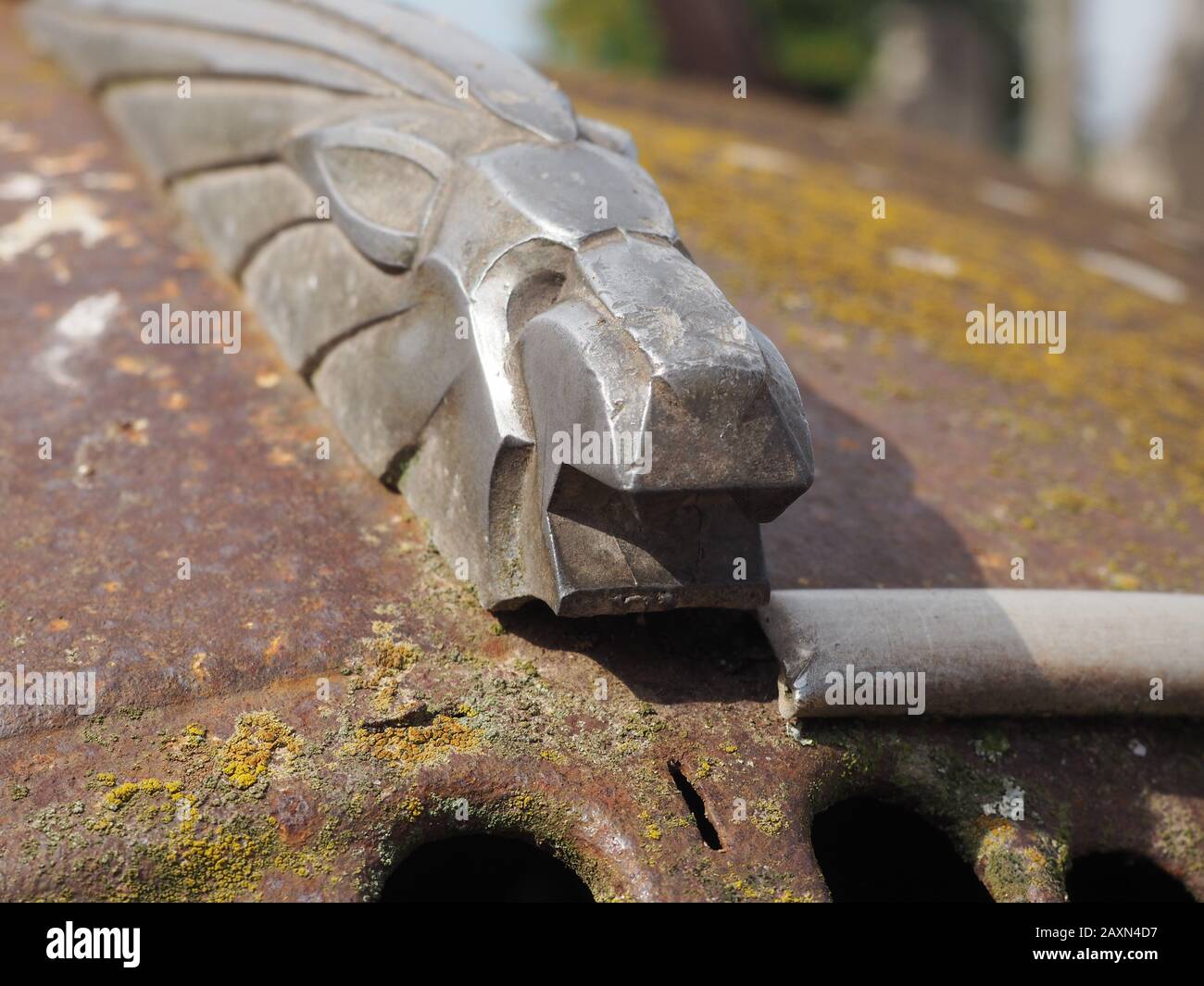 Zerbombtes rostiges Weltkriegsauto mit zwei Wagen im Dorf Oradour-sur-Glane, im Département Haute-Vienne, Limousin, West-Mittelfranken, Europa Stockfoto
