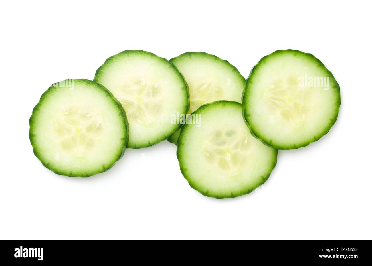 Gurkenscheiben isoliert auf weißem Hintergrund. Lichtschatten. Draufsicht, flacher Lay Stockfoto