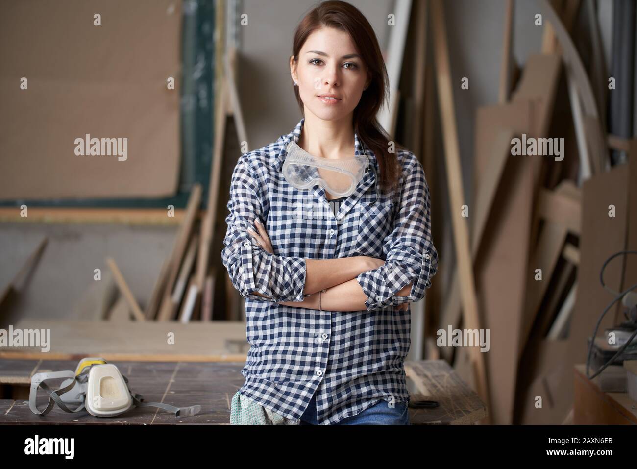 Frau Tischler mit in der Werkstatt gekreuzten Armen Stockfoto