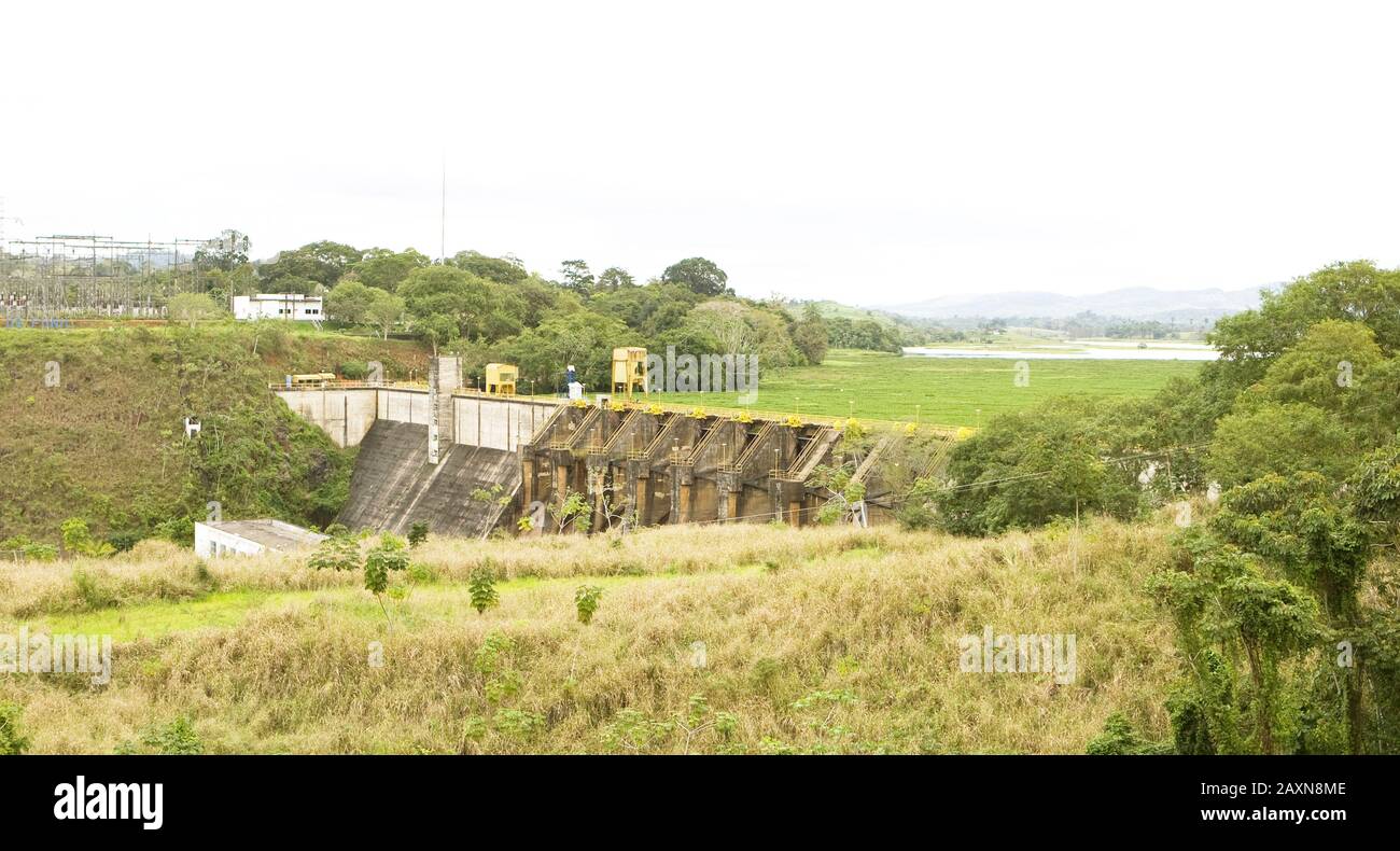 Represa da Usina do Funil, lago, Staudamm der Anlage des Tunnels, Ubaitaba, Bahia, Brasilien Stockfoto
