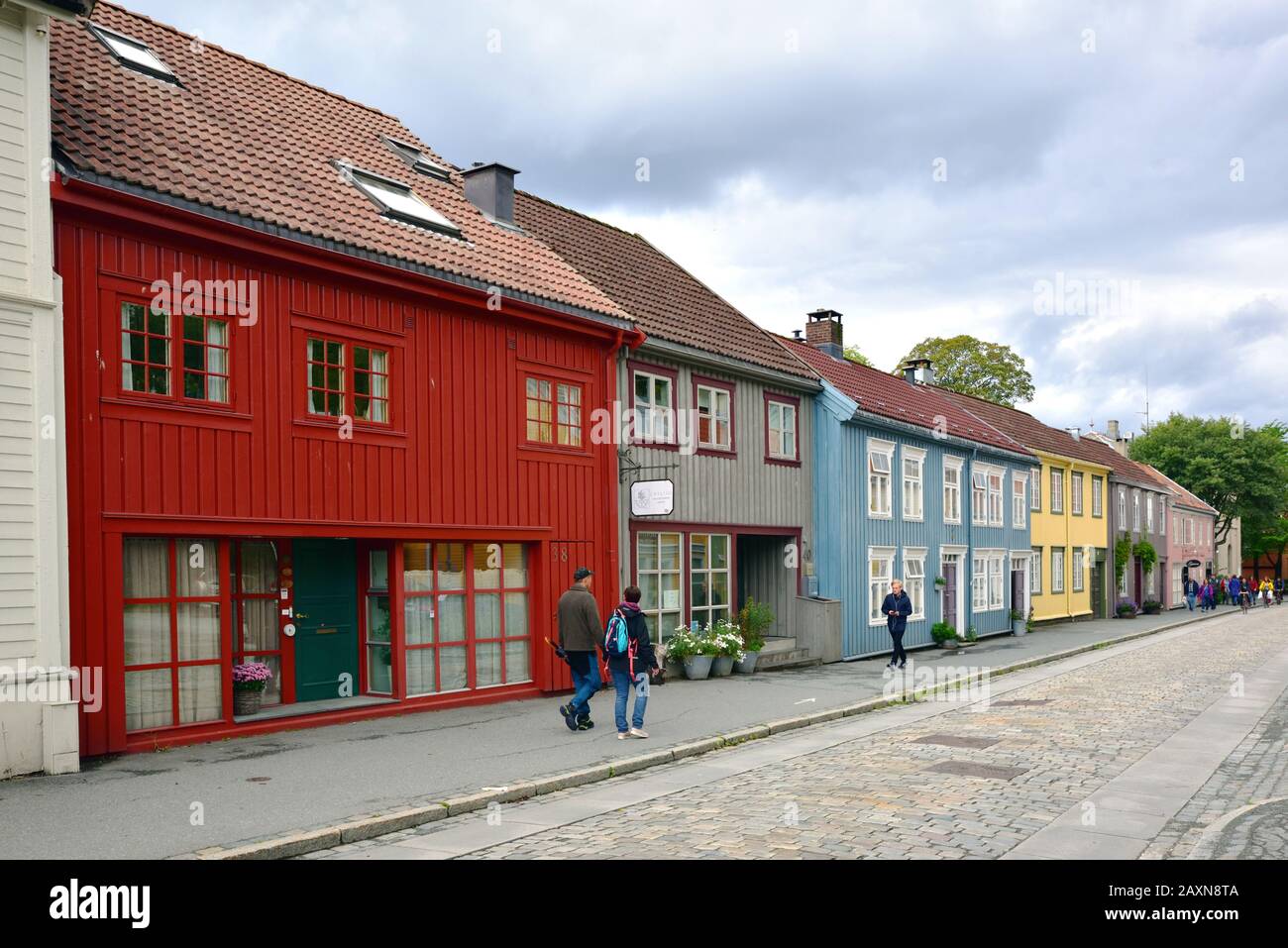 Holzgeschäfte und Häuser im Bakklandet-Viertel in Trondheim, Norwegen. Stockfoto