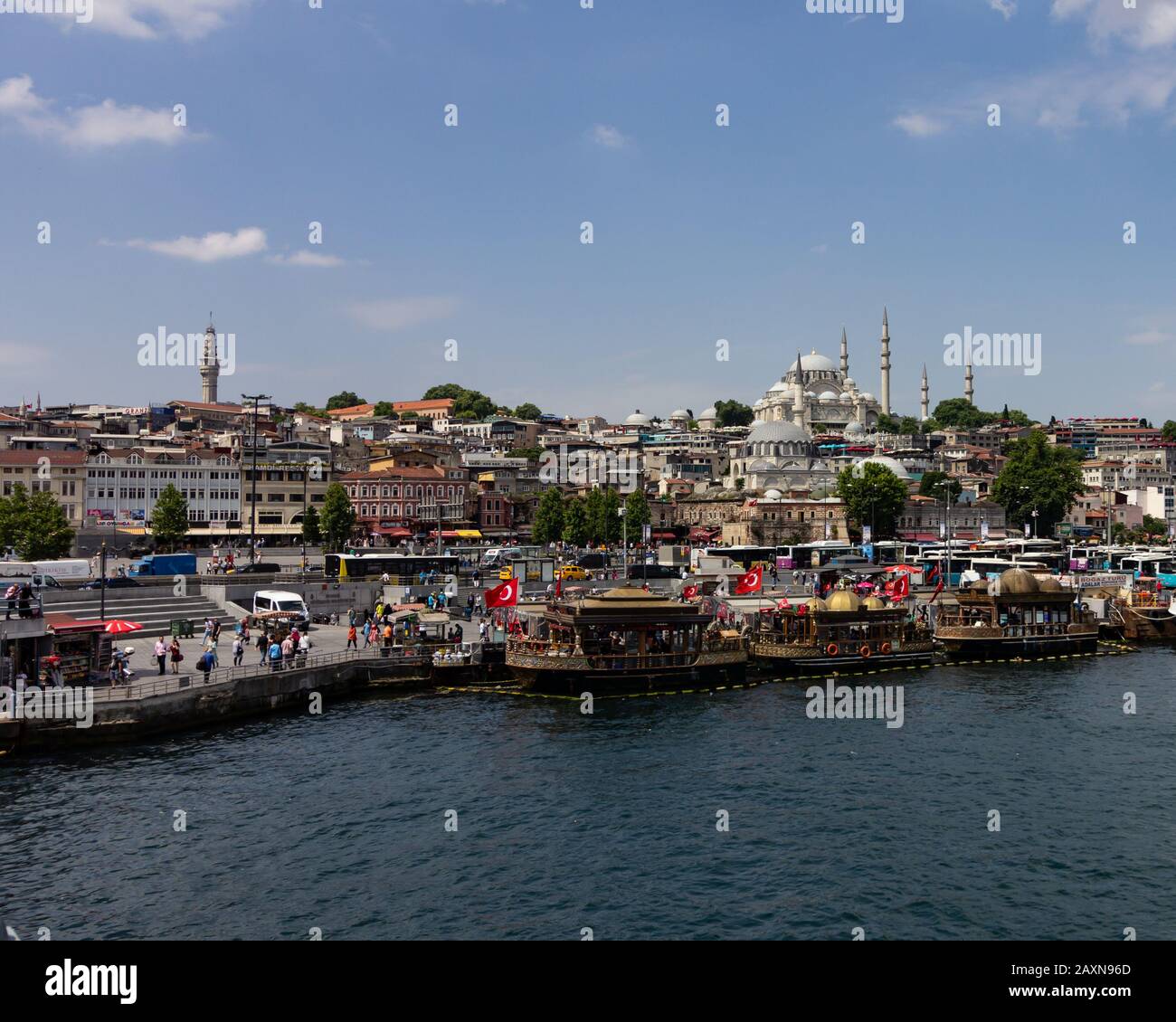 18. Juni 2019 - Istanbul, Türkei - Die Bank des Goldenen Horns voller Touristen mit der Moschee Rüstem Paşa Camii im Hintergrund Stockfoto