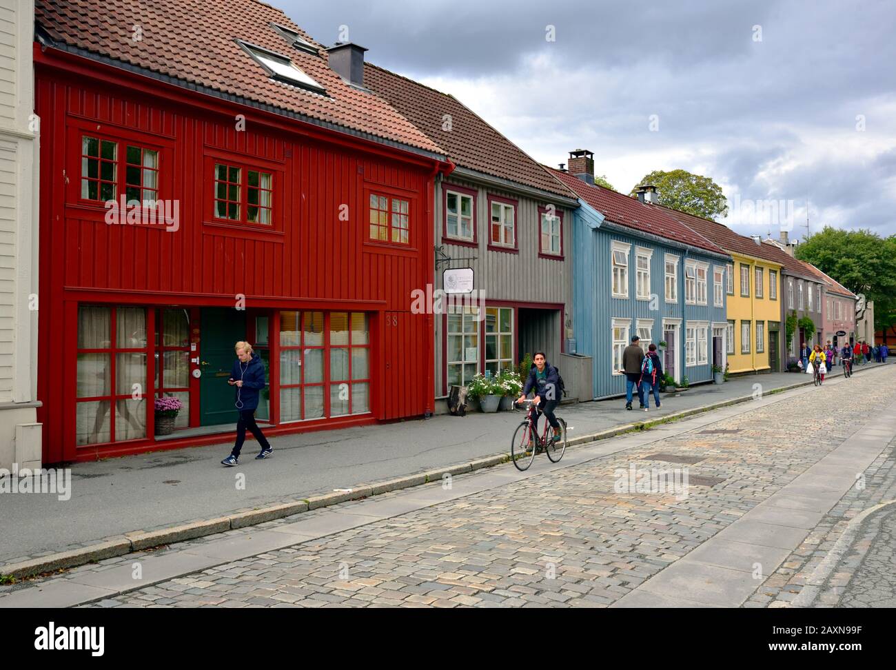 Holzgeschäfte und Häuser im Bakklandet-Viertel in Trondheim, Norwegen. Stockfoto