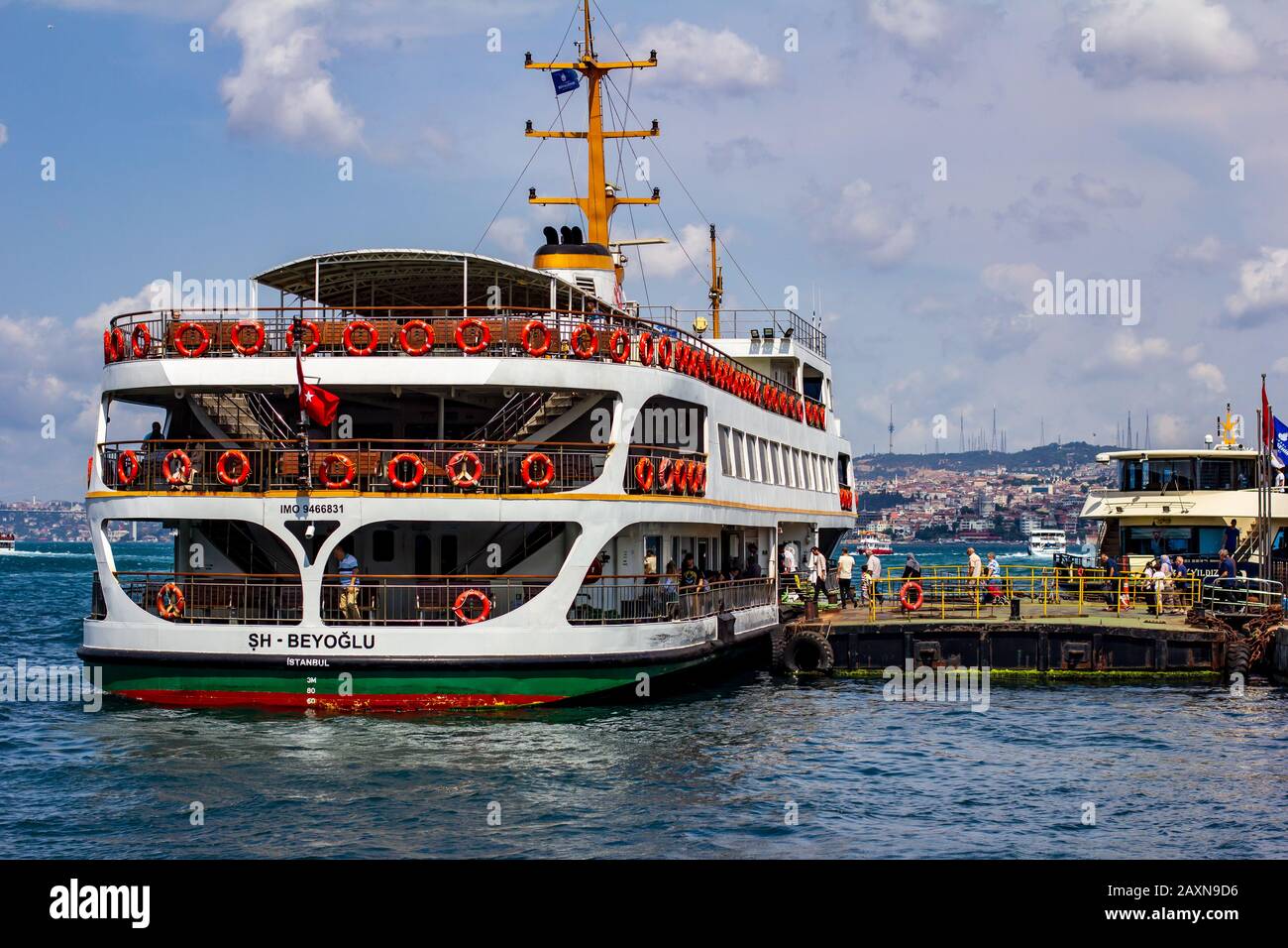 18. Juni 2019 - Istanbul, Türkei - Steigen Passagiere an Bord einer Fähre, während sie am Ufer des Goldenen Horns angedockt sind Stockfoto
