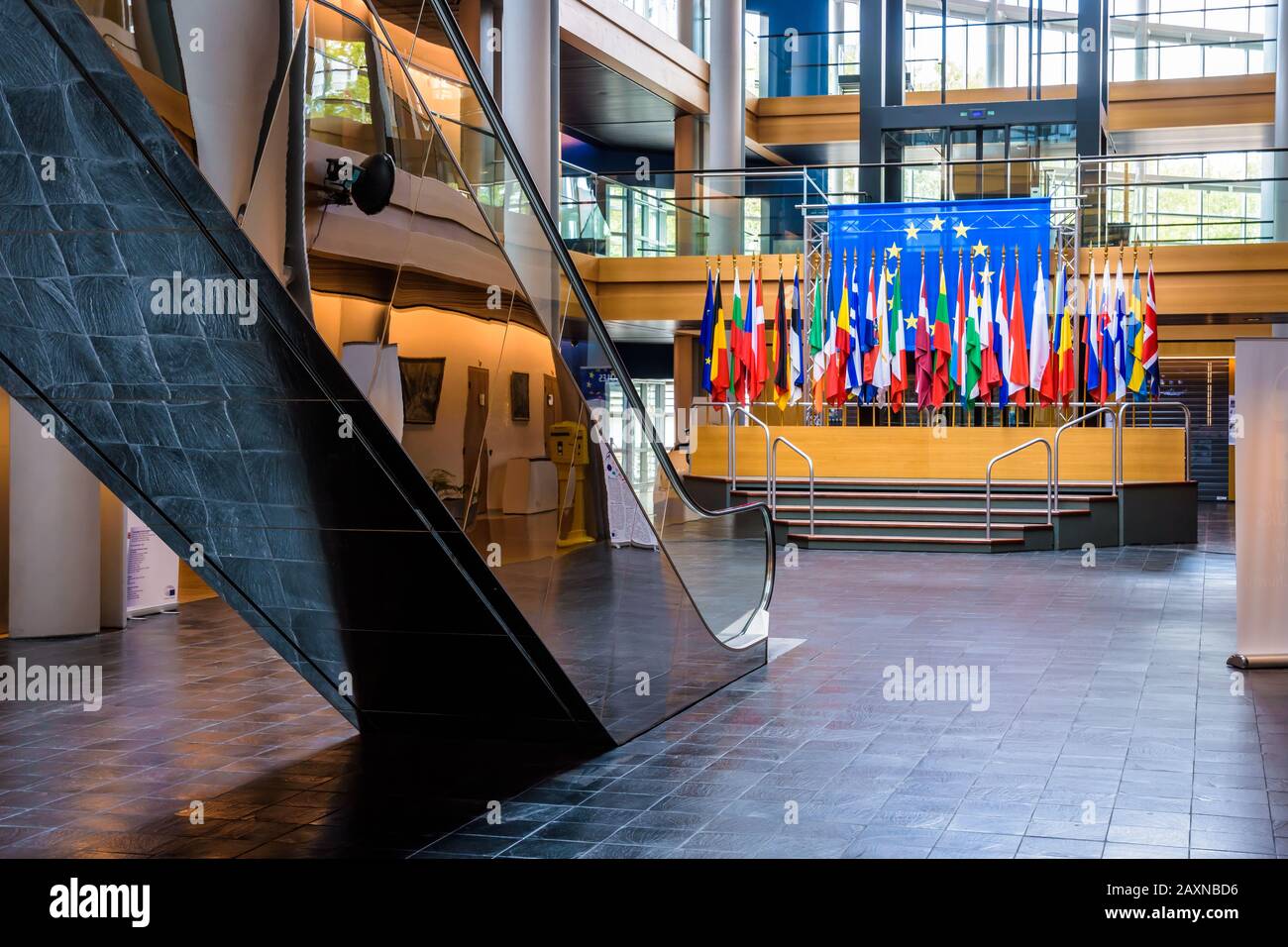 Etappe mit den Flaggen der Mitgliedsstaaten der Europäischen Union im Gebäude Louise Weiss, Sitz des Europäischen Parlaments in Straßburg, Frankreich. Stockfoto