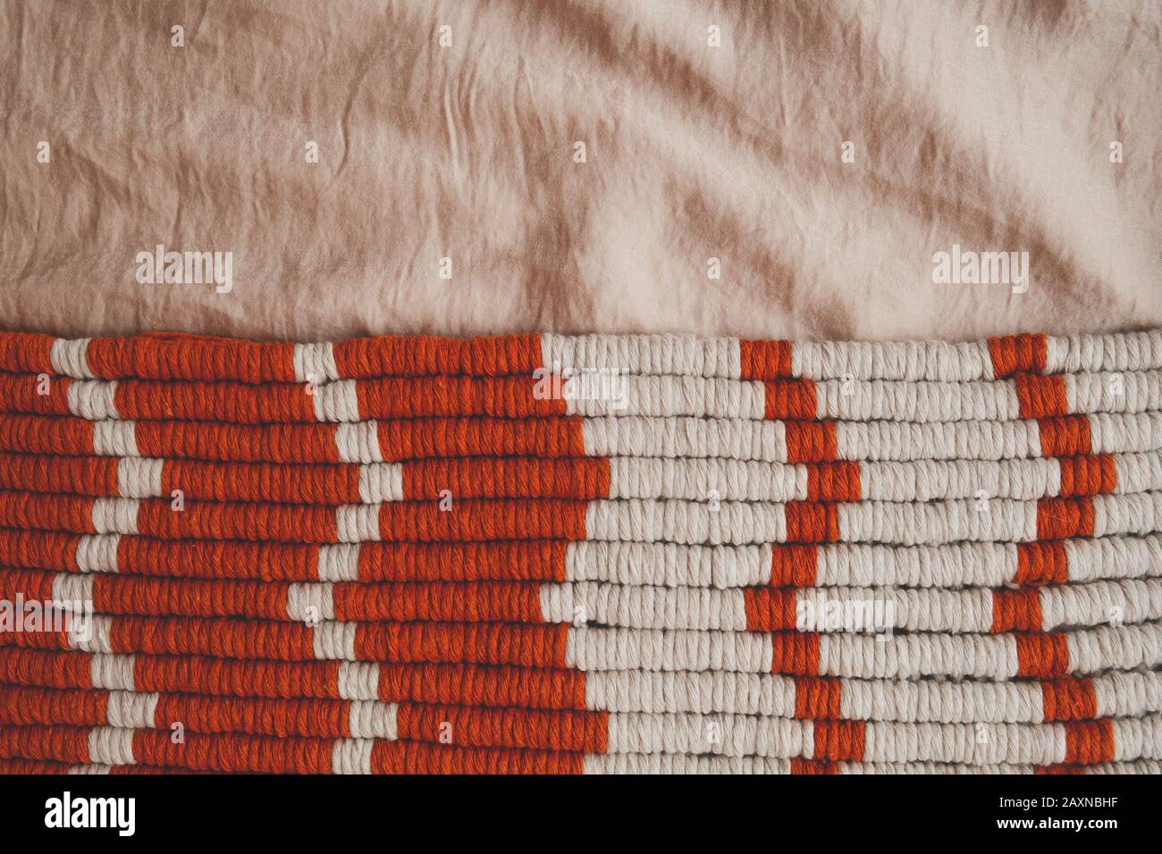 Struktur von Baumwollseilen in Pastelltönen. Handgefertigte macrame Threads, Nahansicht Stockfoto