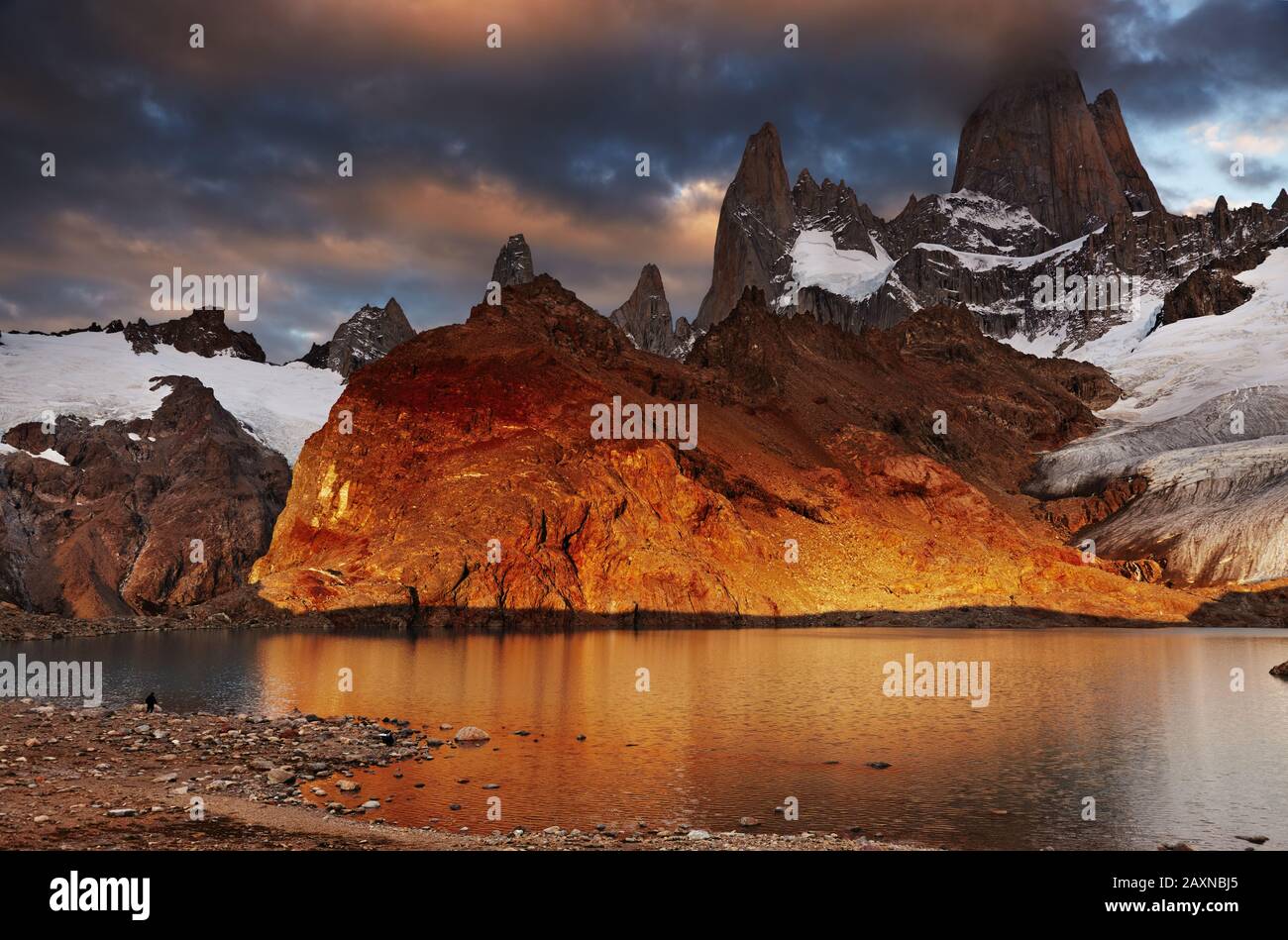 Laguna de Los Tres und Mount Fitz Roy, dramatische Sonnenaufgang, Patagonien, Argentinien Stockfoto