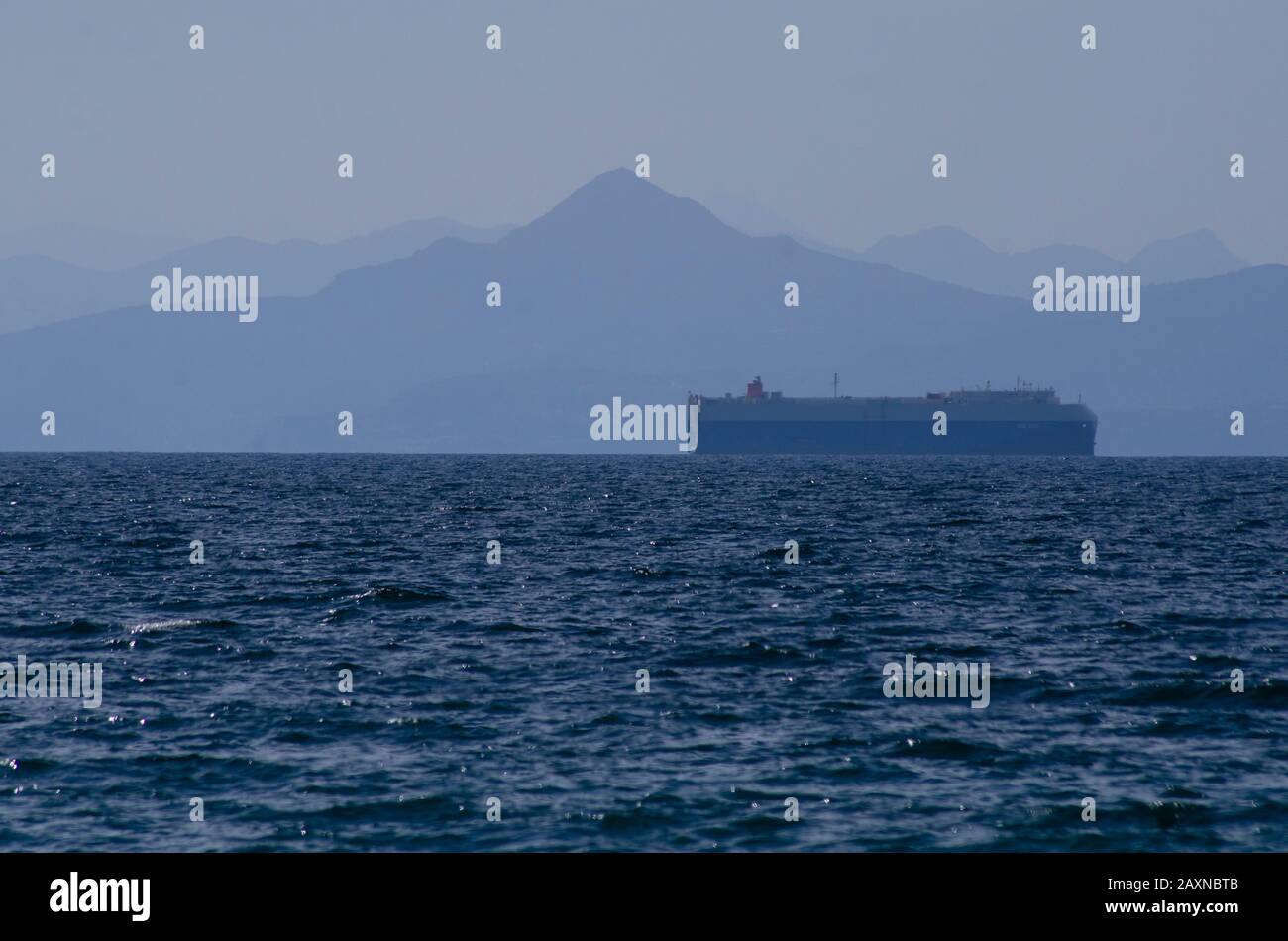 Frachtschiff, das in den Hafen von Piräus in Athen, Griechenland, eindringt Stockfoto