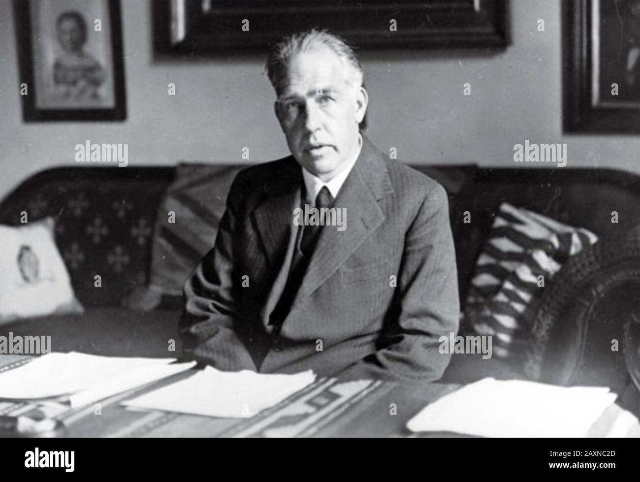 Niels BOHR (18851962) dänischer Physiker, der sich mit Atomstruktur und Quantenphysik Niels BOHR (18851962) dänischer Physiker, der sich mit Atomstruktur und Quantenphysik