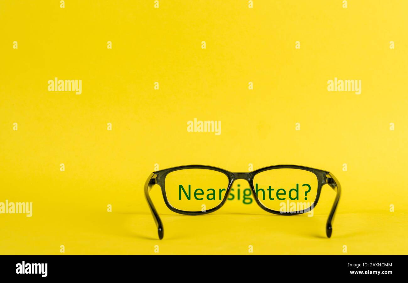 Konzept der mit Brille und verschwommenen Buchstaben dargestellten Nahsichtigkeit Stockfoto